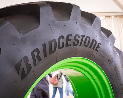 Bridgestone sobe de nível nos pneus agrícolas com o novo VX-R TRACTOR para desempenho amplo e duradouro