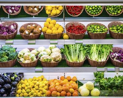 França: nova lei proíbe que supermercados deitem fora alimentos