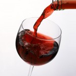 Tamanho do copo e cor do vinho estimulam consumo maior, diz estudo